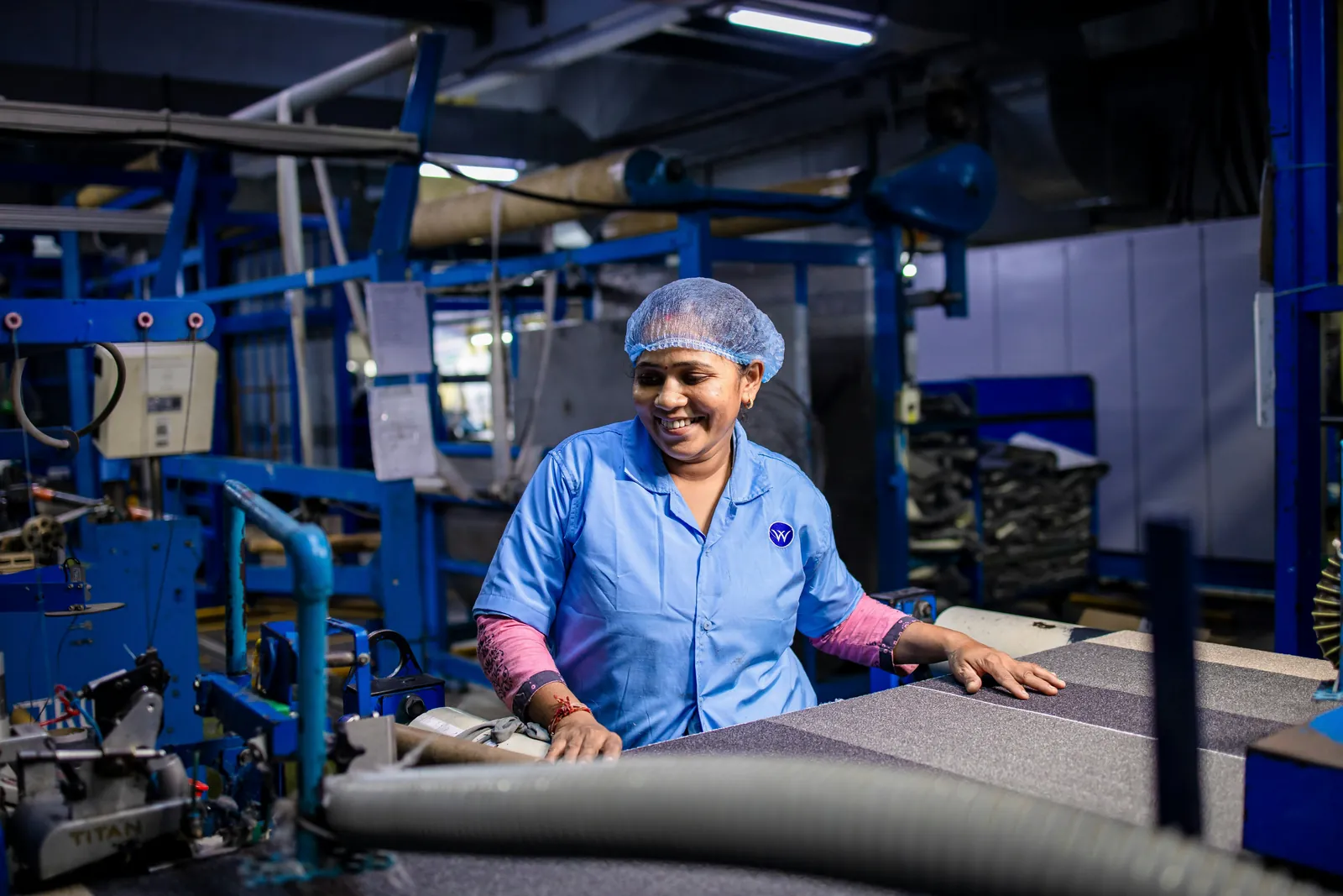 Trabajadora en una planta de manufactura